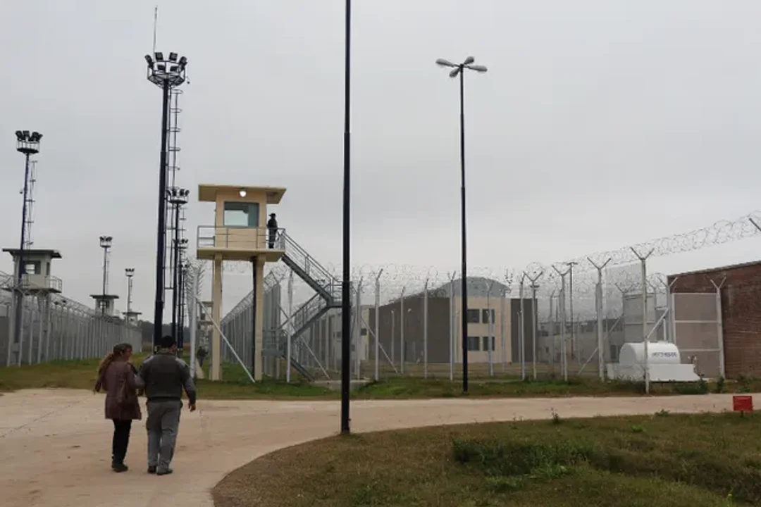 estando preso en la cárcel creo una aplicación