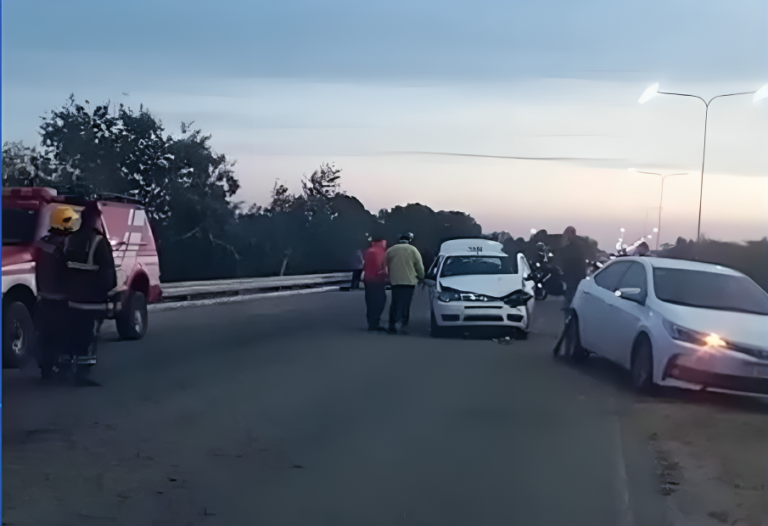 Choque en cadena en un control policial deja un herido y serios daños materiales