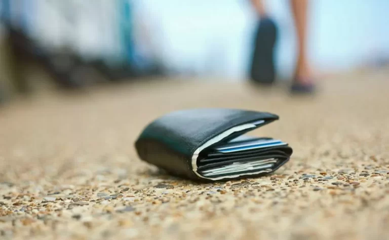 Un Joven devolvió una billetera perdida y enfrentó una fuerte represalia