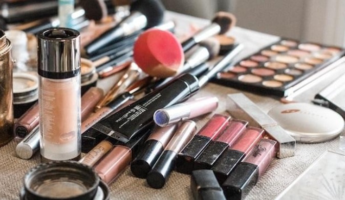 Anmat prohíbe la comercialización de una línea de cosméticos