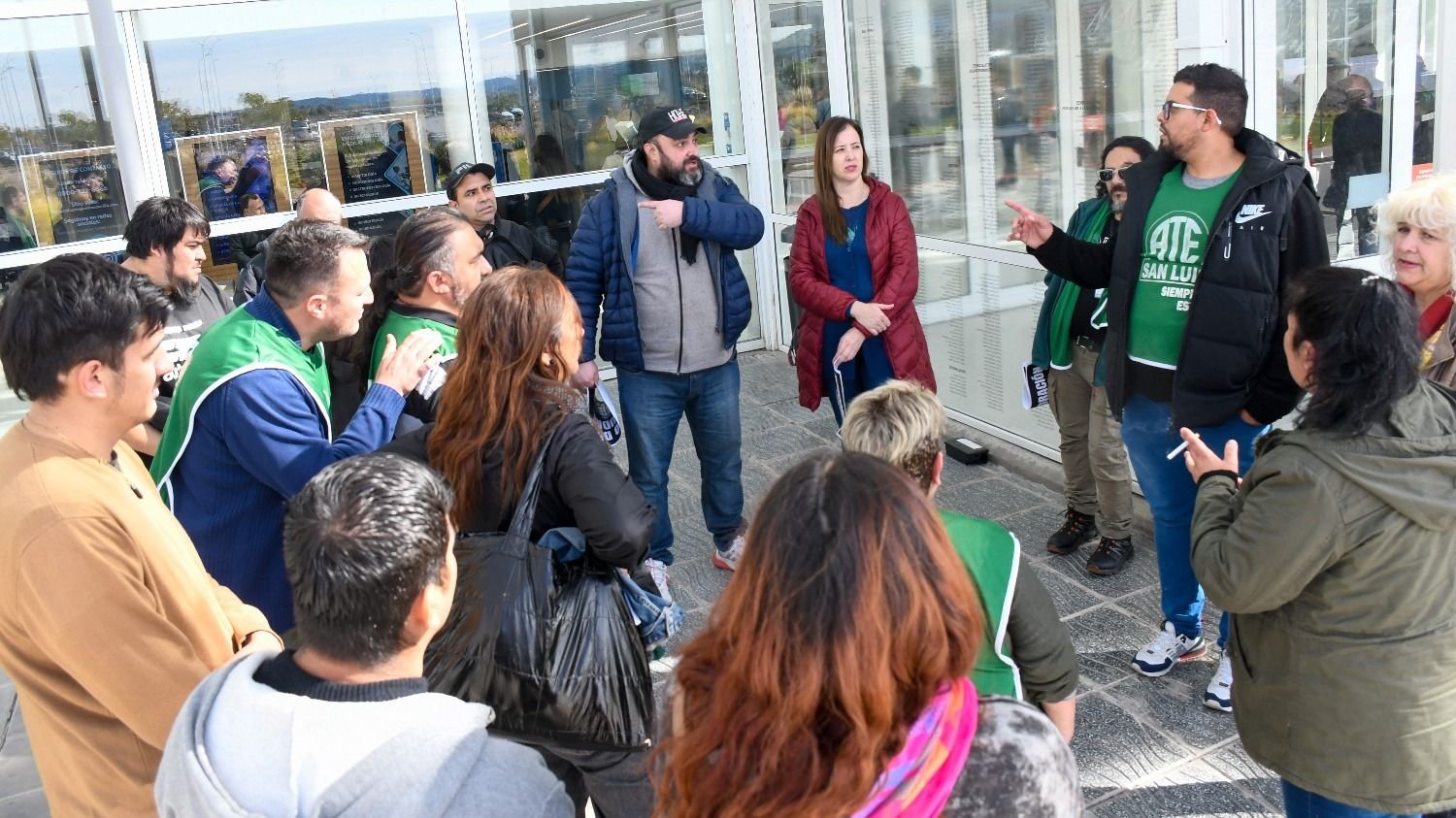 Empleados de la Salud se manifiestan frente al Hospital Carrillo por despidos e indemnizaciones