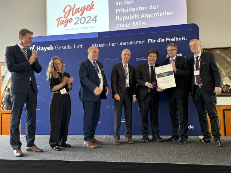 Milei llegó a Alemania, recibió una distinción en Hamburgo y luego viaja a Berlín
