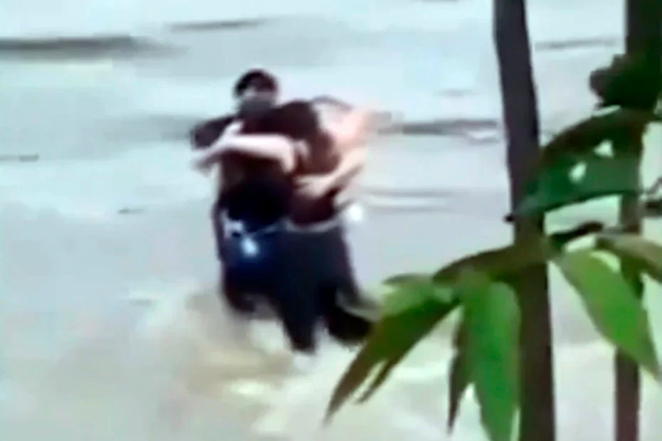 El último abrazo de tres amigos antes de ser arrastrados por el agua en Italia