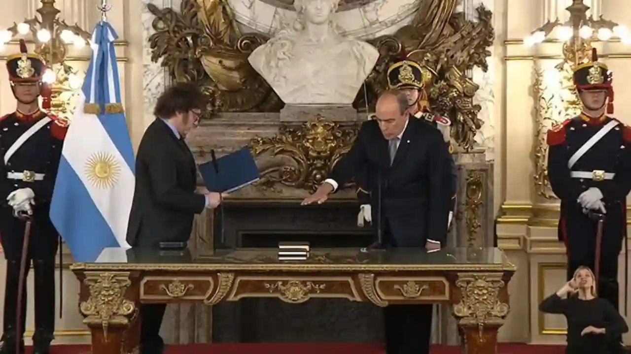 Javier Milei le tomó juramento a Francos como jefe de Gabinete