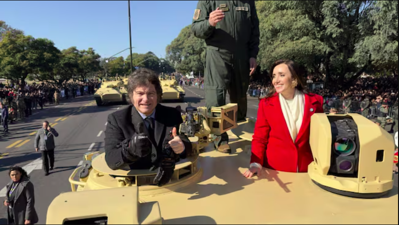 En medio del desfile militar por el Día de la Independencia, Milei y Villarruel se subieron a un tanque de guerra