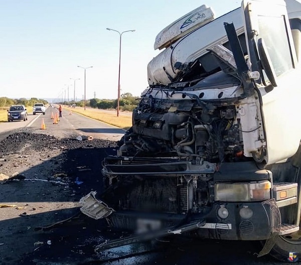 Manejaba un camión, se quedó dormido y chocó a otro