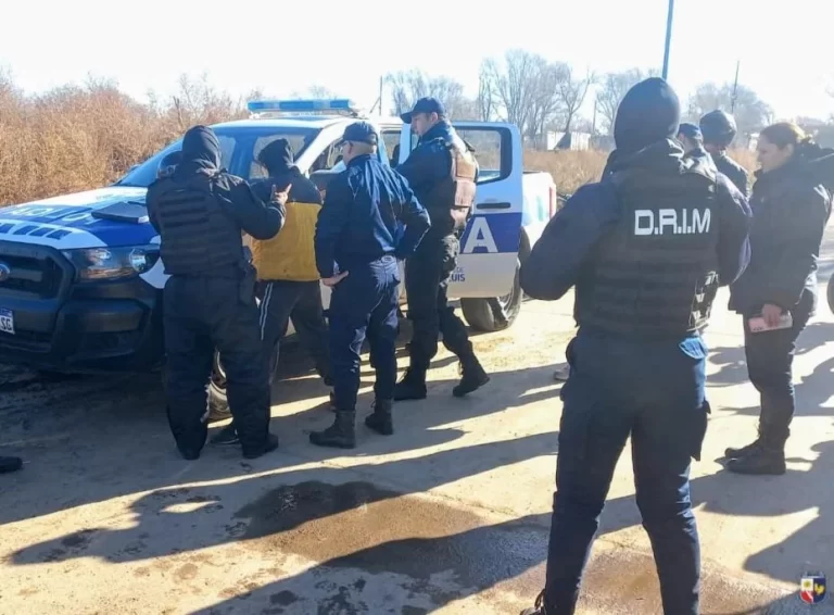 Villa Mercedes, dos personas fueron detenidas por asaltar a un remis, uno tiene 14 años