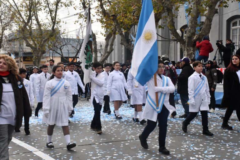 Educación: modifican la elección de abanderados y escoltas de la provincia