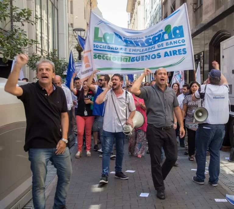 La Asociación Bancaria acordó un sueldo mínimo de 1,3 millones