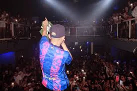 Le pegó un botellazo en la cabeza por hablar con la chica que le gustaba