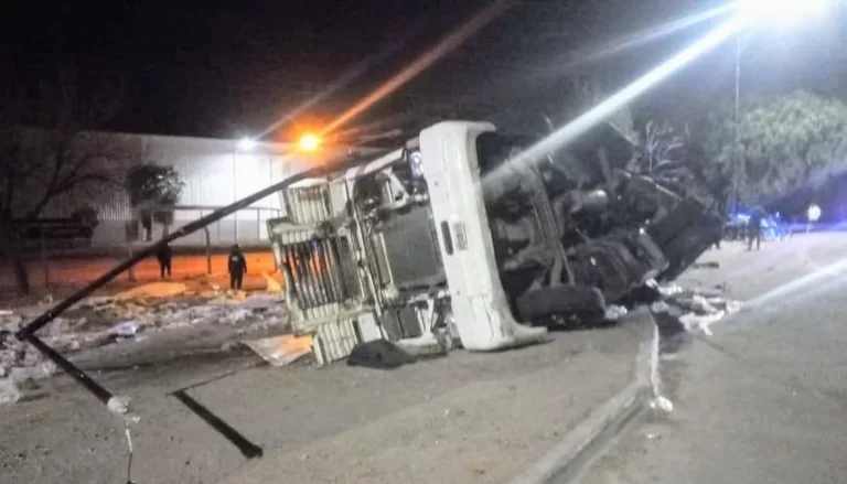 Batalla campal tras el vuelco de un camión: disturbios y violencia en la José Santos Ortiz