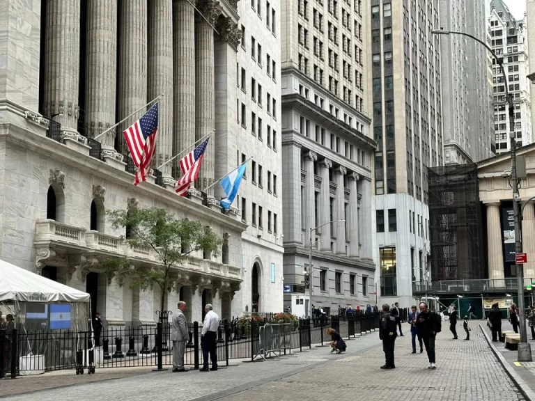 Milei en Nueva York: toca la campana en Wall Street y visita a Elon Musk