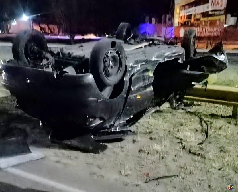 El Peugeot 206 en el que viajaban tres jóvenes quedó volcado. Foto: Relaciones Policiales.