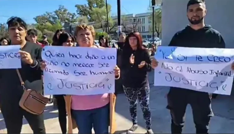 Protesta en Villa Mercedes: madre exige agilizar Cámara Gesell para su hija de 8 años, víctima de abuso