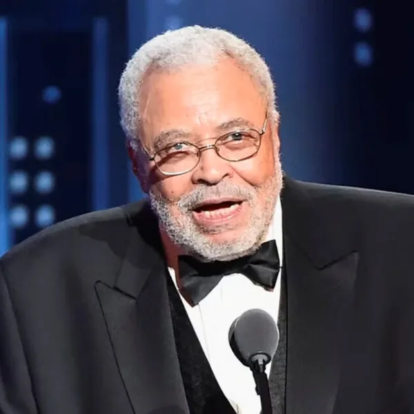 Adiós a James Earl Jones, la voz icónica de Darth Vader y Mufasa.