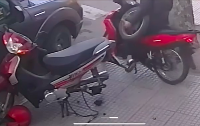 Un delincuente desarma una moto en segundos y huye impunemente