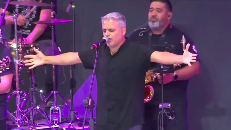 Algarroba.COM celebra 24 años a pura música en la Calle Angosta