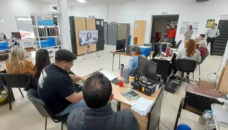 Trabajadores no docentes de la UNViMe realizan un paro activo en las oficinas