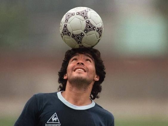 El saludo eterno: Maradona cumpliría 64 años