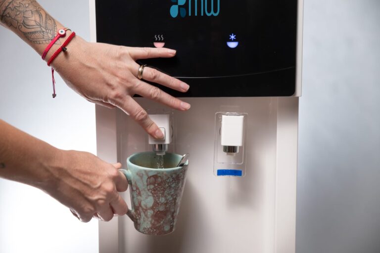 Las 3 ventajas de tener un dispenser de agua frío-calor en tu hogar