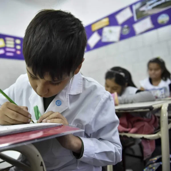La inversión educativa nacional en Argentina cae un 40%, la mayor reducción desde 1992