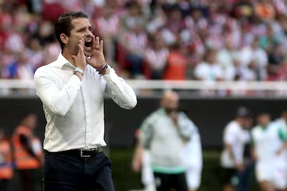 Fernando Gago, con un pie fuera de Chivas y cerca de convertirse en DT de Boca