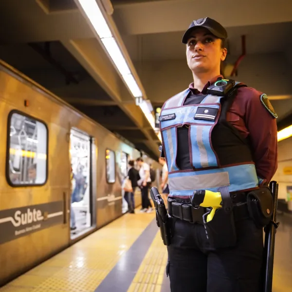 En Buenos Aires, la Policía de la Ciudad usará pistolas taser para la seguridad en los subtes