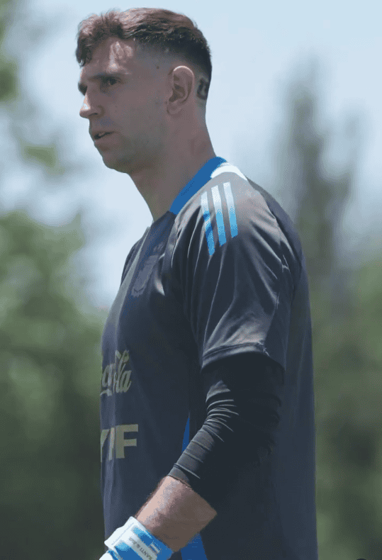 ¡Dibu Martínez sorprendió con un nuevo look antes del partido contra Paraguay!