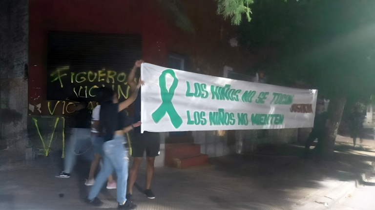 Crecen las tensiones por la prisión domiciliaria del profesor de basquet acusado de abuso sexual