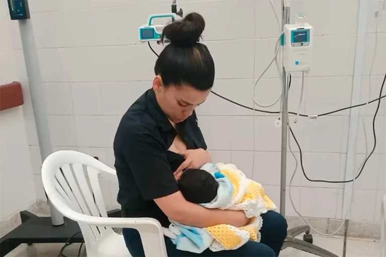 Conmoción en La Plata: Abandonaron a un bebé en medio del temporal y una policía lo amamantó.