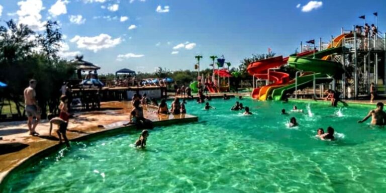 Playas del Río: Camping con parque acuático y opciones de alojamiento