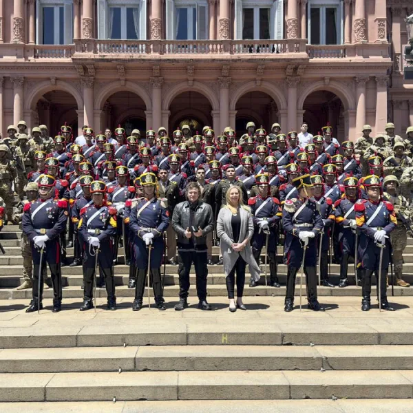 Milei celebró el bicentenario de los Granaderos al ritmo de “Panic Show”