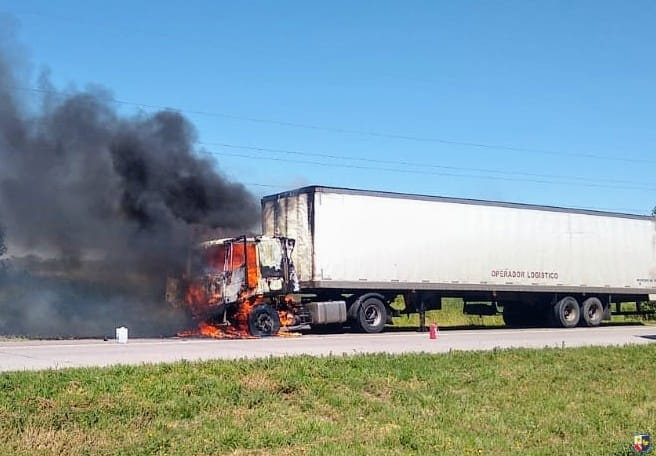 Se incendio de un camión que cargaba secarropas en la Autopista de las Serranías Puntanas