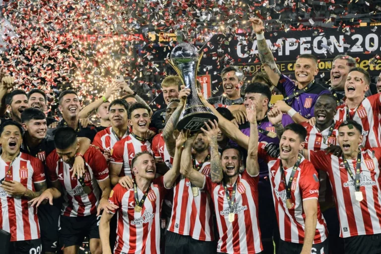 Estudiantes es el ganador del Trofeo de Campeones después de golear a Vélez