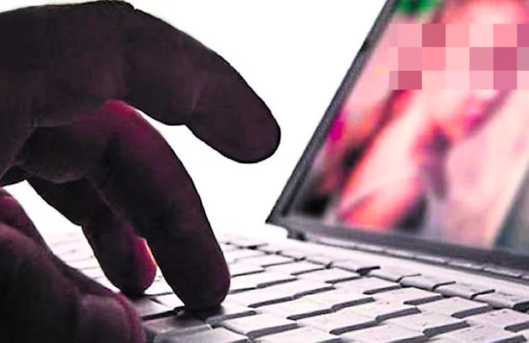 Extienden la detención de la mujer acusada de abusar de su hijo y grabarlo en video