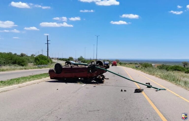 Dos vehículos volcaron tras un accidente en La Punta: Impactante vuelco doble en la Autopista 25 de Mayo