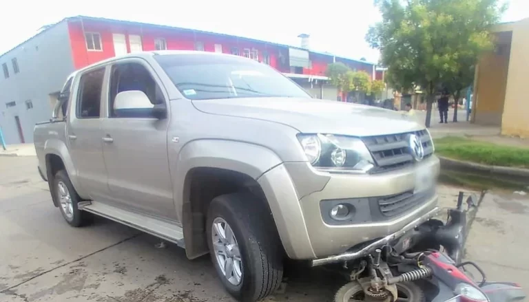 Accidente en Villa Mercedes: joven herida tras choque entre camioneta y motocicleta