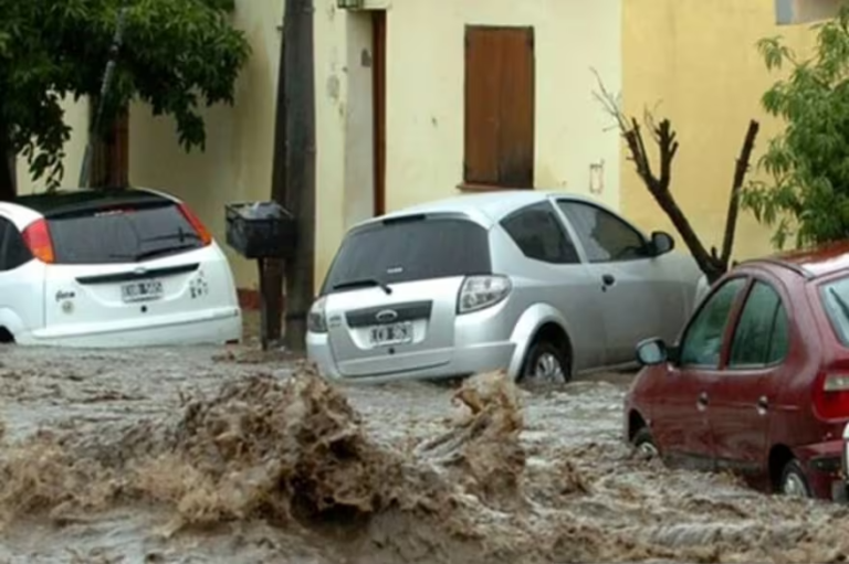 Inundaciones, techos volados y autos arrastrados: un fuerte temporal azotó Santa Rosa de Calamuchita y otros puntos de Córdoba