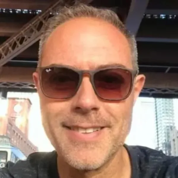 Una mujer se lanzó de un primer piso en Palermo y denunció a su pareja de prostituirla: quién es el hombre acusado