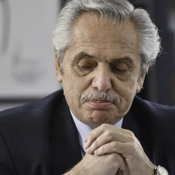 Alberto Fernández solicita el levantamiento de la prohibición de salida del país