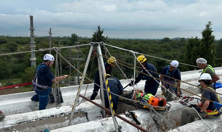Rescataron a un obrero en una fábrica de Villa Mercedes tras sufrir un grave accidente