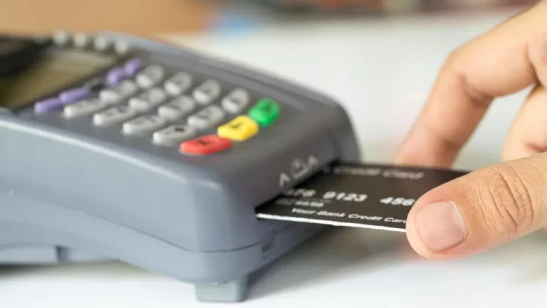 Quedaron habilitados los pagos en dólares con tarjeta de débito