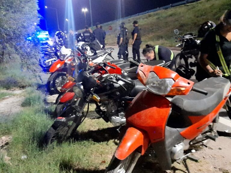 Motos en manada: Escapan de un operativo y se quejan al ser atrapados.