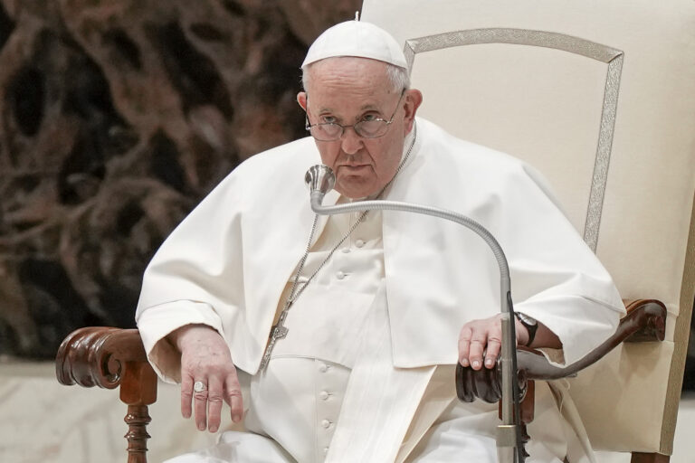 El Papa Francisco en estado crítico: insuficiencia renal leve agrava su cuadro clínico