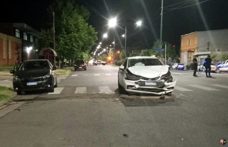 Dos heridos tras la colisión entre un Chevrolet Cruze y un Peugeot 208