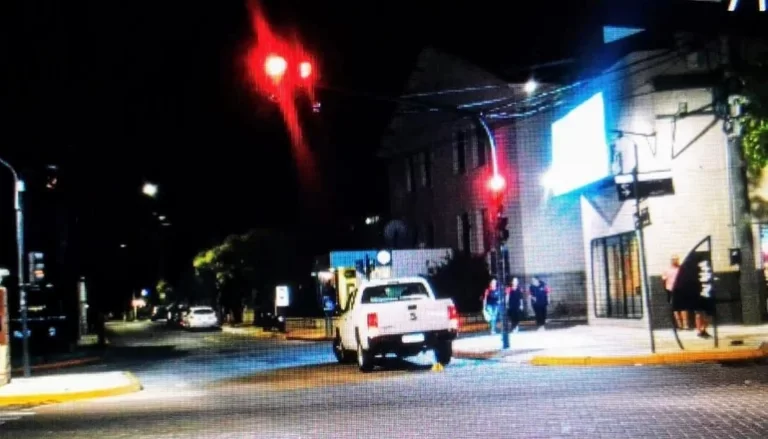 Joven en estado crítico tras ser atropellada por un conductor que pasó en rojo