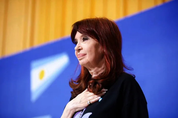 Cristina Kirchner reapareció en publico y advirtió sobre una “descomposición institucional”