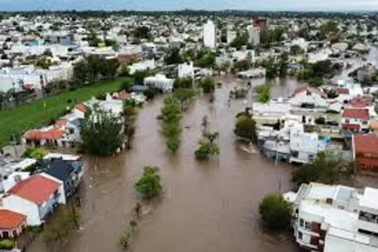 Alerta por tormentas en Bahía Blanca: suspenden clases y transporte público