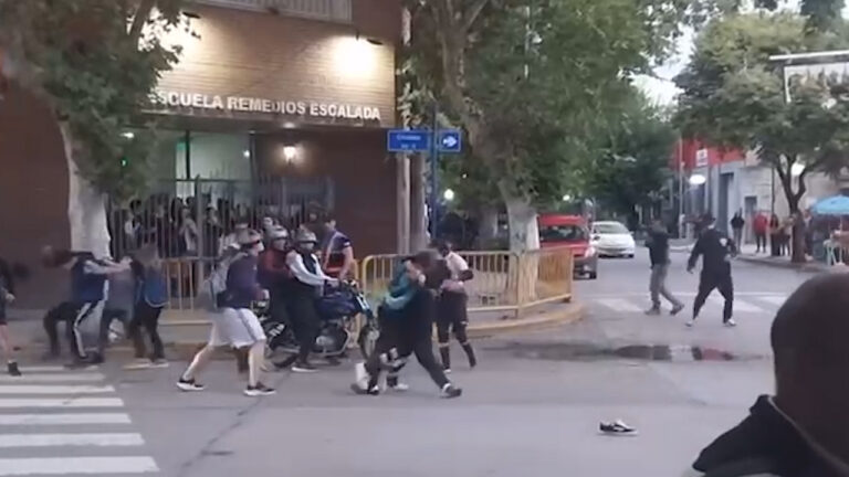Disturbios frente al colegio Remedios de Escalada: Jóvenes intentan agredir a un estudiante