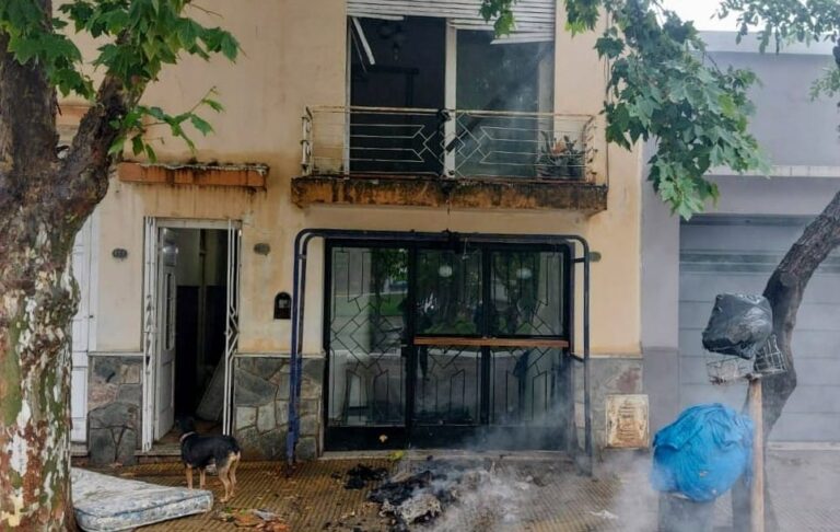 Heroico rescate en Villa Mercedes: Policías salvaron a dos hombres de un incendio